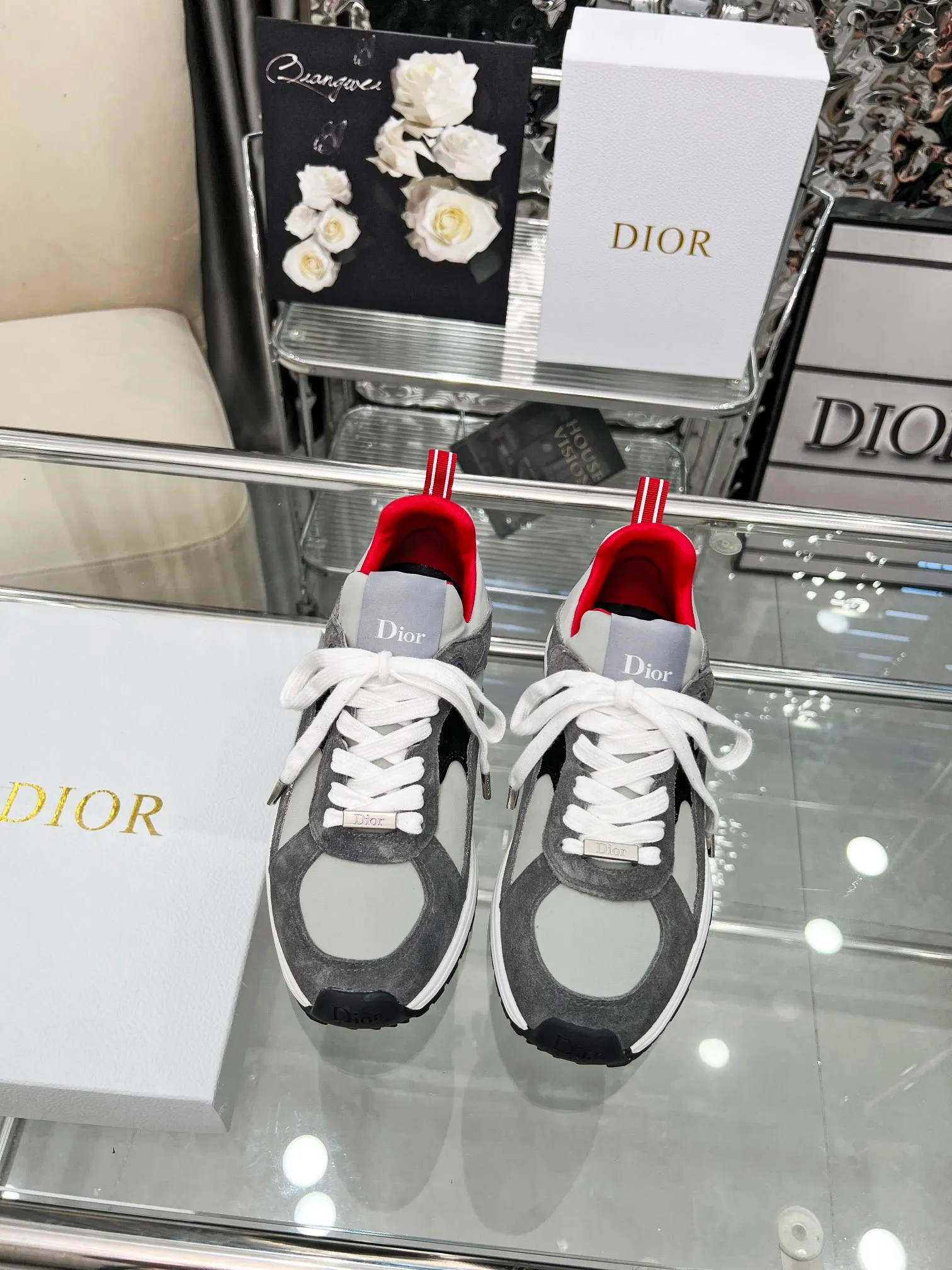[Dior Dior] P: 560💰Men's model will be released first♺Size: 40-44 (45.46 custom-made) (women's model is being printed) The latest Star series of the 2025 new Dior Dior show, this Dior Star dad sneaker is a new product in the fall of 2025, enriching the classic series with fashionable retro style. Carefully crafted, these Dad Shoes style shoes can be paired with casual looks all year round and follow the trend of the retro market. The Dior logo on the tongue also indicates that this pair of shoes is the B30 model! B30 uses fine-textured leather and mesh cloth materials to form a shoe body. There are conspicuous letters CD on both sides of the shoe body to indicate identity. The multiple lines on the shoe body outline the details, making the shoes look less monotonous and full of retro three-dimensionality! Color: four colors